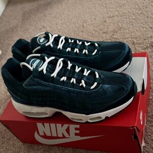 Nike Air Max 95 Women's Sneakers - Dark Green & White
